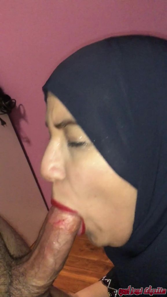 Turbanini cikarmadan yarak yalayan kadin 577x1024